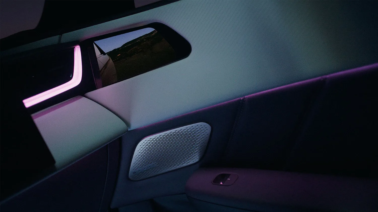 J90K Navigation 10 Interior Highlights 3