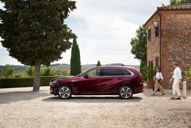 Small 2023 CX 80 GER LHD C005 EXT Front Artisanred INT Premiummodern Whitenappaleather High+ PHEV Withtalents Until Mar6th2027 V2